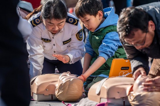 云南省急救中心的醫(yī)師講授心肺復(fù)蘇方法技巧。新華社記者 胡超 攝