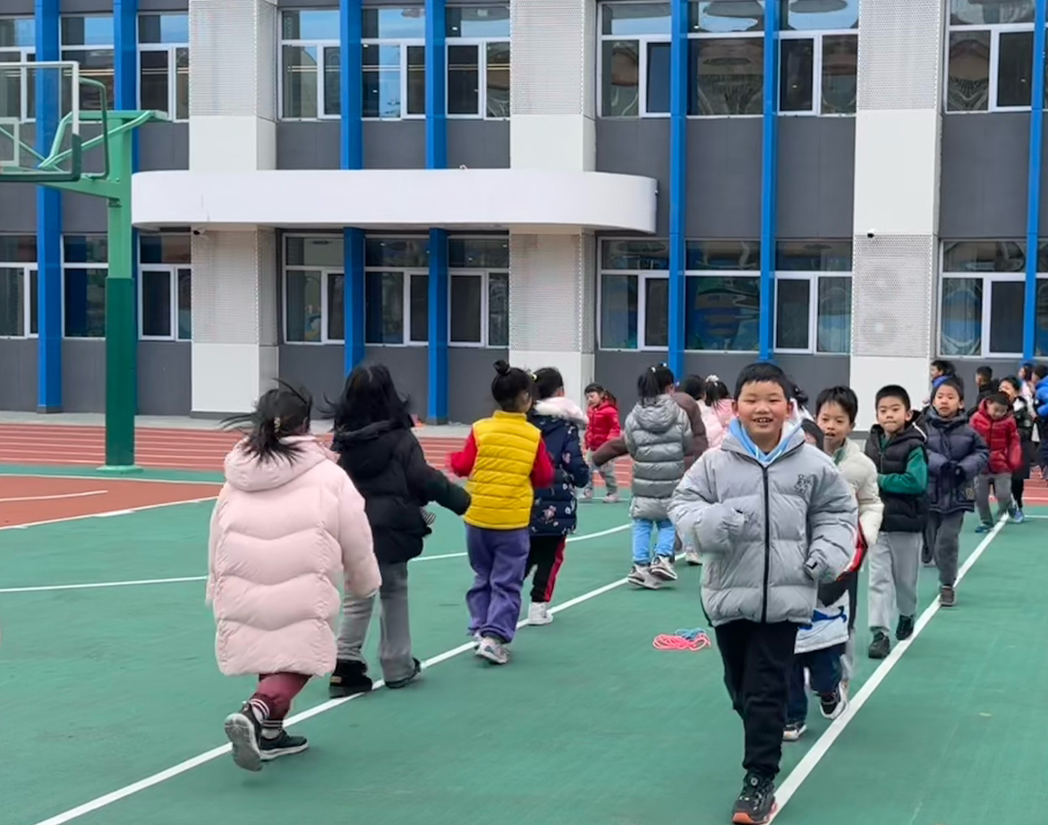 一年級的同學課間跑步 。學校供圖