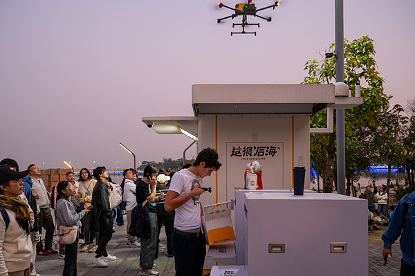 在深圳，外國游客體驗無人機外賣送餐。