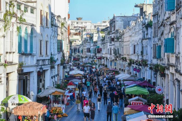 資料圖：圖為海口騎樓老街游客如織。 <a target='_blank' href='/' >中新網(wǎng)</a>記者 駱云飛 攝