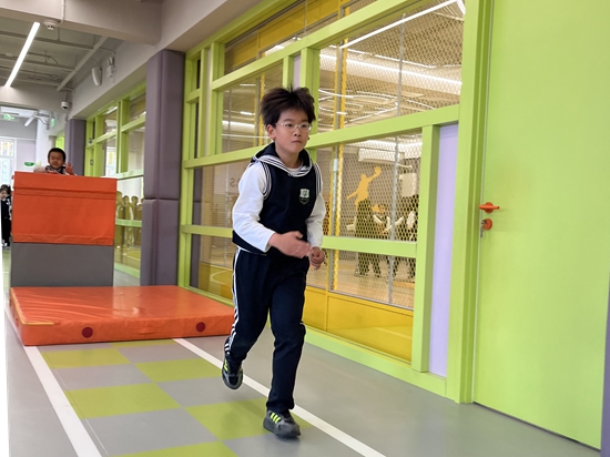 學(xué)生在南樓二層的體能教師訓(xùn)練。人民網(wǎng)記者孫競 攝