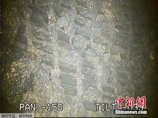 當(dāng)?shù)貢r間2月2日,東京電力公司公布對福島第一核電站2號機組反應(yīng)堆安全殼內(nèi)拍攝到的圖像。根據(jù)分析,結(jié)果顯示內(nèi)部空間輻射量推算為最大每小時530希沃特。圖為機器人拍到的受損反應(yīng)堆底部的物質(zhì)。