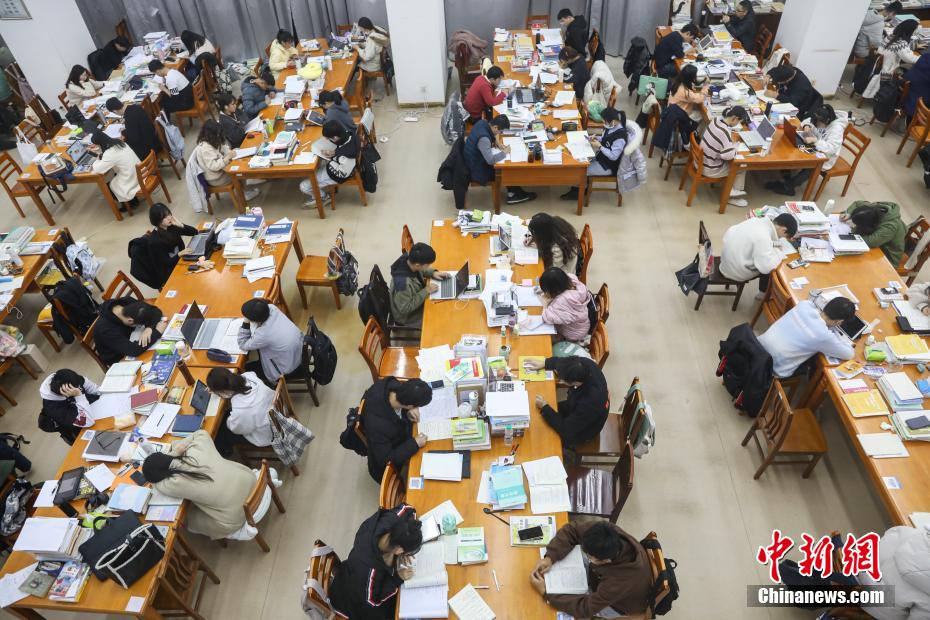 資料圖：眾多考研學(xué)生在南昌大學(xué)圖書館的自習(xí)室內(nèi)復(fù)習(xí)備考。 劉力鑫 攝