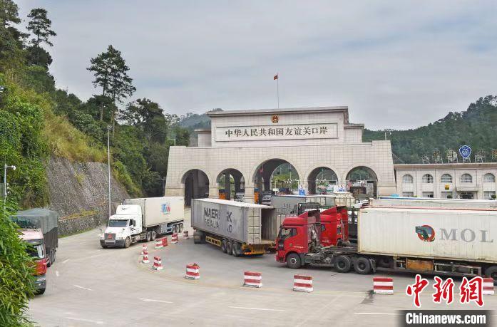 圖為中越邊境廣西憑祥市友誼關(guān)口岸?！{祥融媒體中心供圖