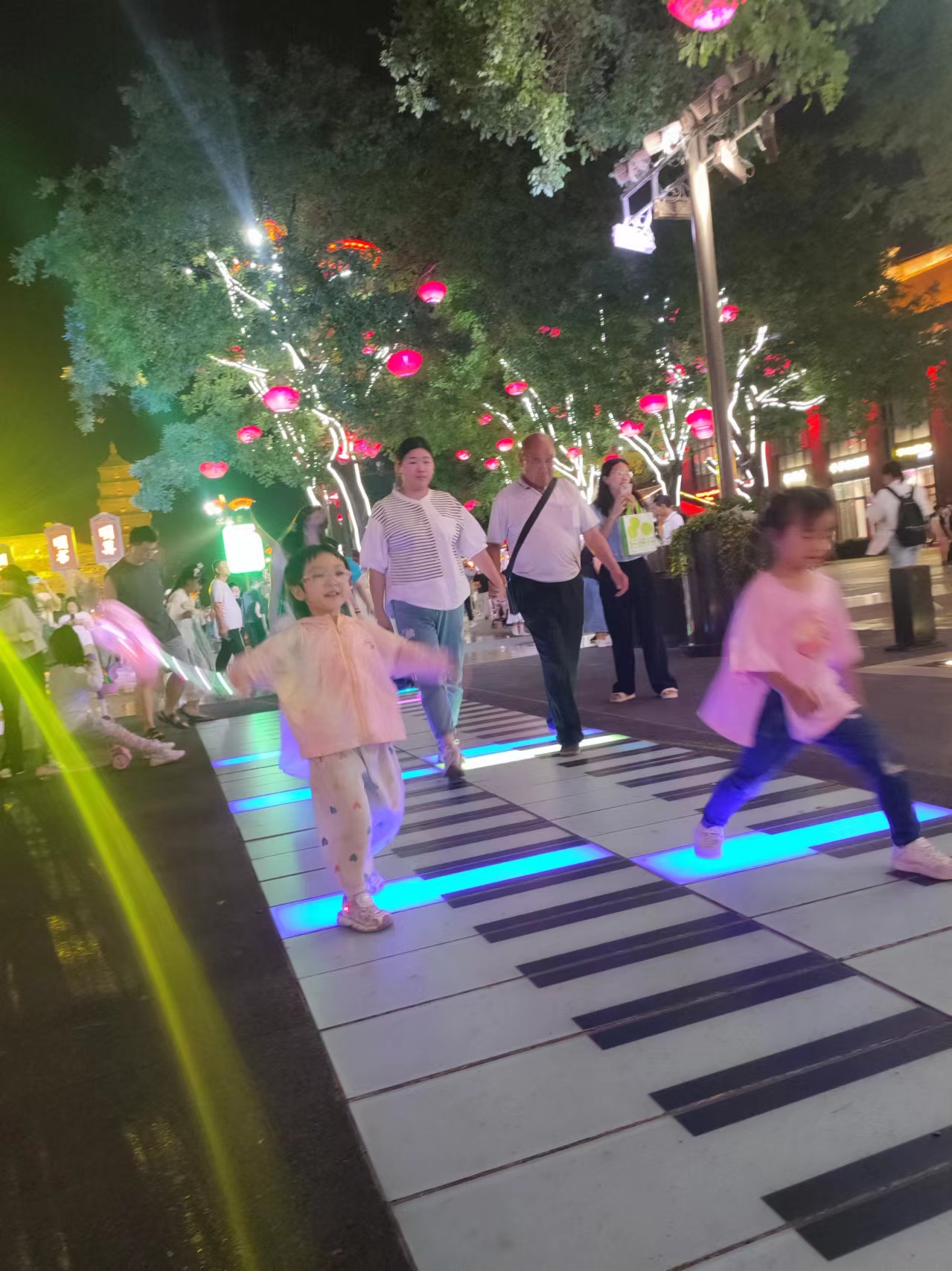 人們在西安大唐不夜城步行街散步。人民網記者 喬業(yè)瓊攝