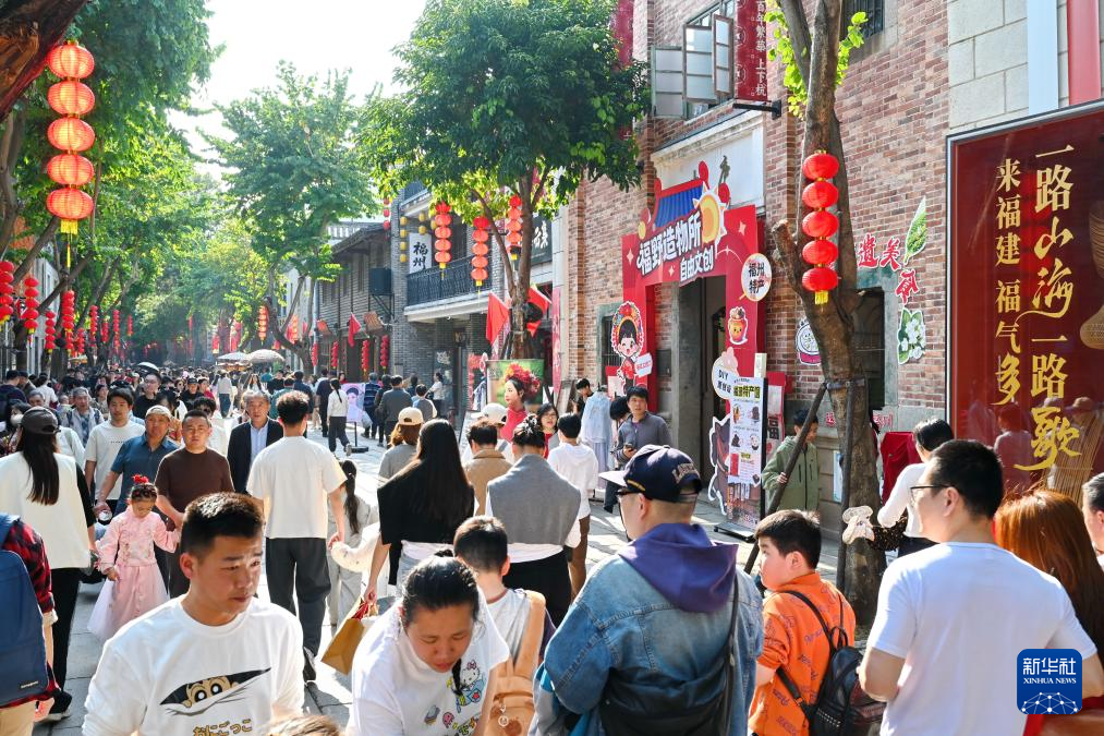 2月22日，市民游客在福州上下杭歷史文化街區(qū)參觀游覽。新華社記者林善傳 攝