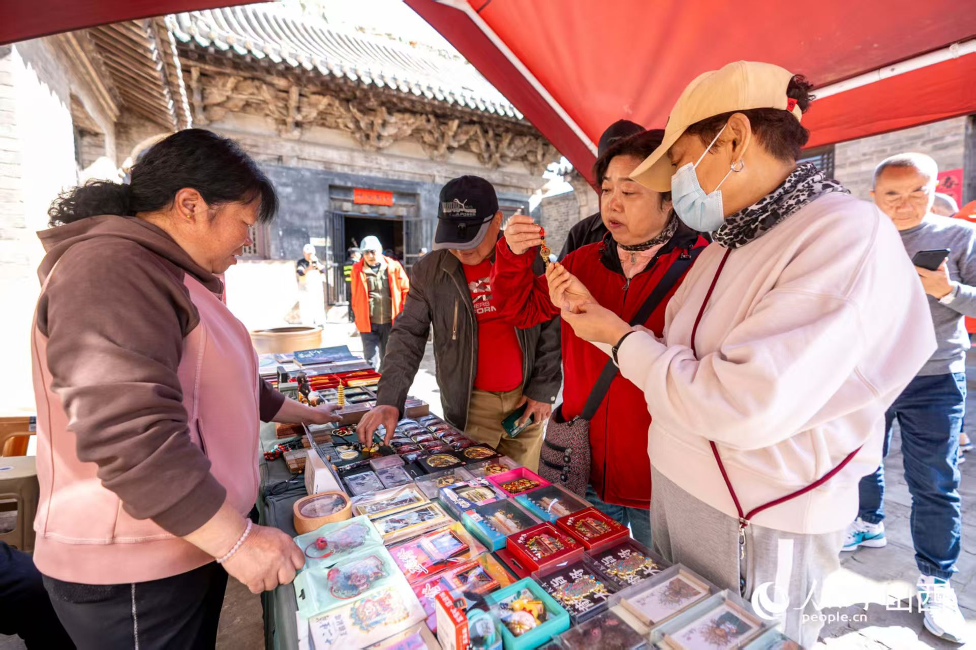 游客在山西省高平市鐵佛寺選購文創(chuàng)產(chǎn)品。人民網(wǎng)記者 盧鵬宇攝