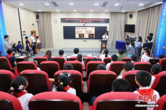 廣州中醫(yī)藥大學(xué)副校長(zhǎng)、廣東省中醫(yī)院院長(zhǎng)張忠德向?qū)W生講述“抗戰(zhàn)中的中醫(yī)藥”。吳遠(yuǎn)團(tuán) 攝