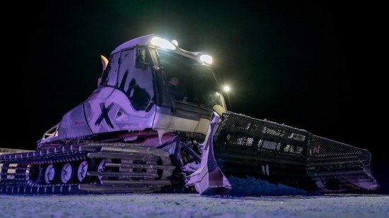 吉林市松花湖滑雪度假區(qū)內，壓雪車正在平整雪道。新華社記者 唐成卓 攝