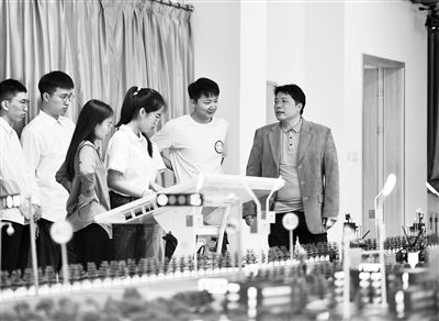 圖為天津大學(xué)智能與計算學(xué)部教師在沙盤教室內(nèi)給學(xué)生講授智能駕駛等方面的內(nèi)容。 新華社記者 趙子碩攝