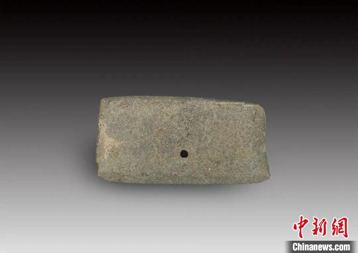 在該遺址發(fā)現(xiàn)的石刀。　山西省考古研究院供圖