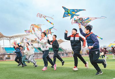 3月18日，江蘇省海安市南屏小學(xué)的孩子們在操場上放風(fēng)箏，感受春天的氣息。翟慧勇攝（人民視覺）