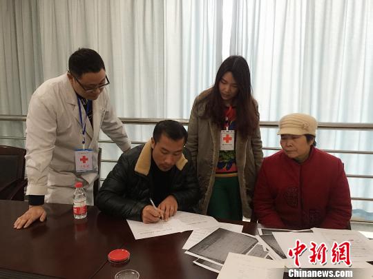 小月的父親和奶奶填寫遺體和器官捐獻(xiàn)志愿書。重慶紅會供圖