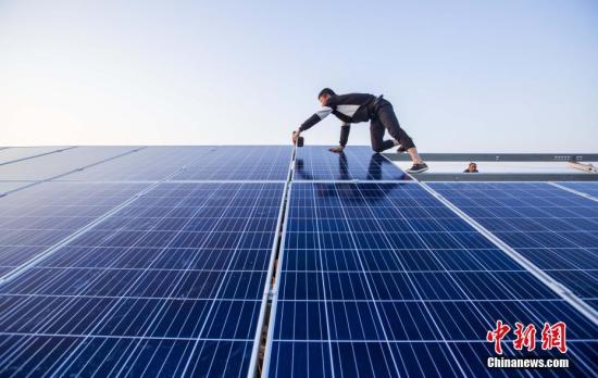 資料圖：4月23日，航拍正在建設(shè)的江西都昌縣磯山湖“漁光一體”光伏電站。傅建斌 攝