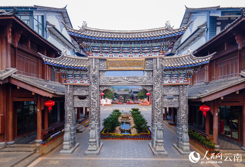 1.新華村耗銀近2.8噸建設的銀牌坊。人民網記者 符皓攝 1.新華村耗銀近2.8噸建設的銀牌坊。人民網記者 符皓攝