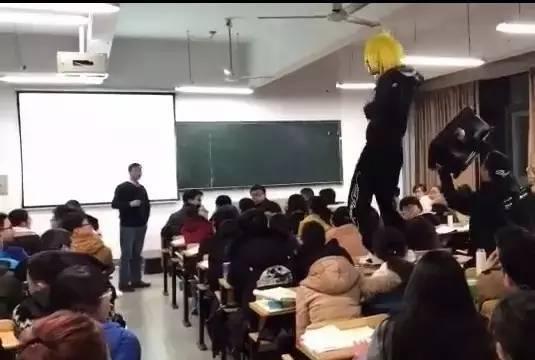 殺馬特闖入大學(xué)直播大鬧課堂 涉事3人被拘罰款