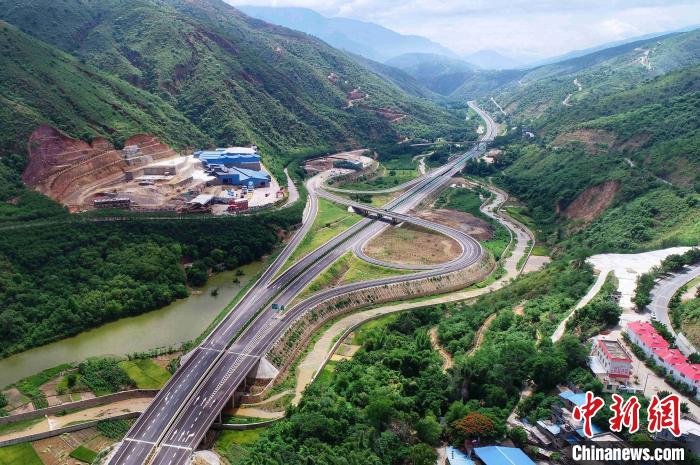 圖為航拍元江至蔓耗高速公路紅河段。云南建投集團供圖