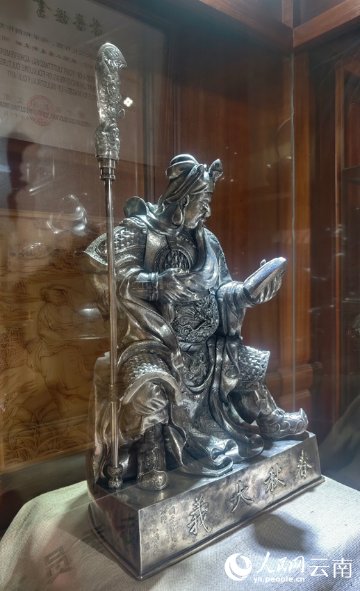 5寸發(fā)標制作的關公像。人民網記者 符皓攝 5寸發(fā)標制作的關公像。人民網記者 符皓攝