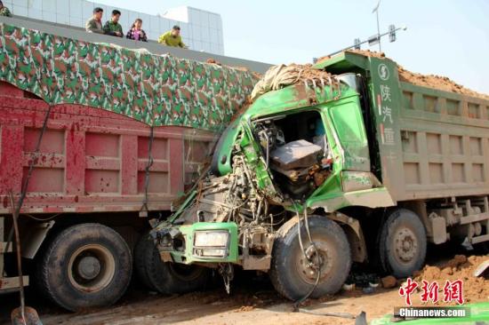 資料圖：渣土車追尾事故。張一辰 攝