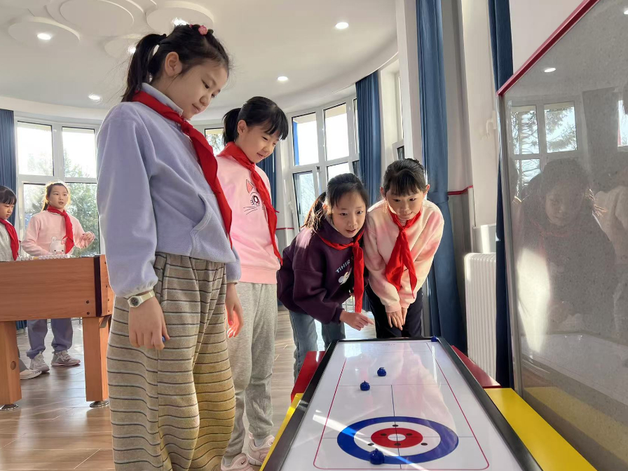 學生們在少先隊大廳進行課間活動。人民網(wǎng) 白炅攝