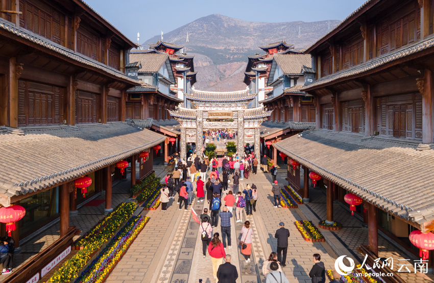 游客打卡新華村。人民網記者 符皓攝 游客打卡新華村。人民網記者 符皓攝