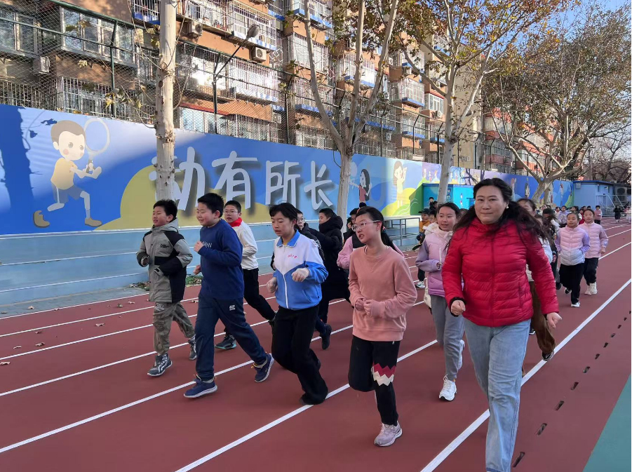 學生們在班主任陪同下跑步。人民網(wǎng) 白炅攝