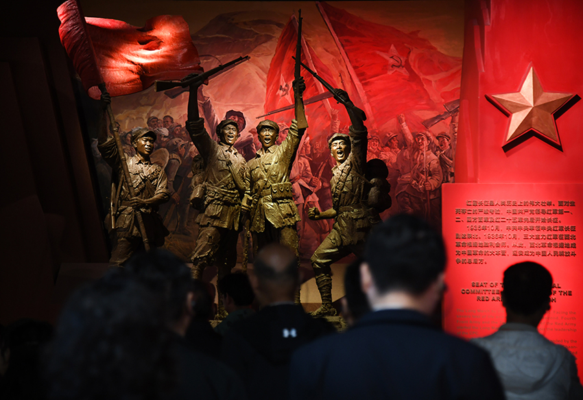 圖為2024年5月9日，游客在延安革命紀(jì)念館參觀。 新華社記者 張博文 攝