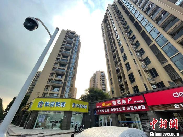 多家房地產(chǎn)中介。 蘇婷 攝