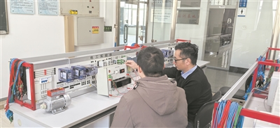 圖為哈爾濱工程大學教師指導學生開展新工科課程的實驗項目。受訪者供圖