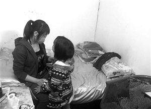 小梅現(xiàn)在只身帶著女兒，生活困難 圖片來源：溫州網(wǎng)
