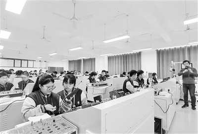 保定市職業(yè)技術(shù)教育中心職普融通實(shí)驗(yàn)班的學(xué)生在上電工技術(shù)課。陳汝健攝