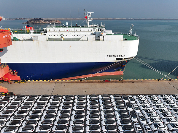 在江蘇省連云港，中國生產(chǎn)的汽車正加緊裝船出口海外。