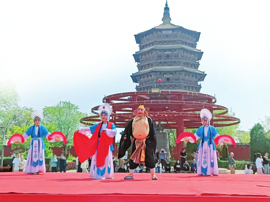 應(yīng)縣祈園廣場(chǎng)搭起的耍孩兒劇公益演出舞臺(tái)上，正在演出耍孩兒劇目《獅子洞》。山西日?qǐng)?bào)記者馬占富攝