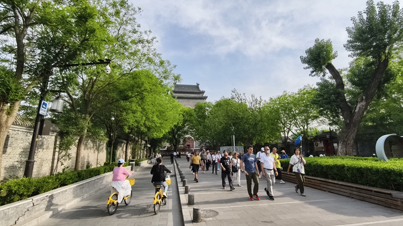 外國游客游覽北京鼓樓。人民網(wǎng)記者 李楠樺攝