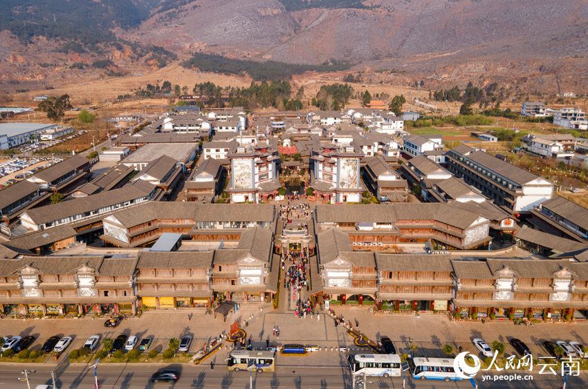 密布銀器加工作坊的新華村。人民網記者 符皓攝 密布銀器加工作坊的新華村。人民網記者 符皓攝