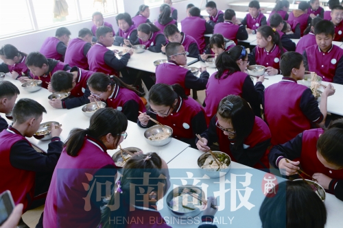 鄭州一中學開設“燴面課” 學生“逼迫”老師拖堂