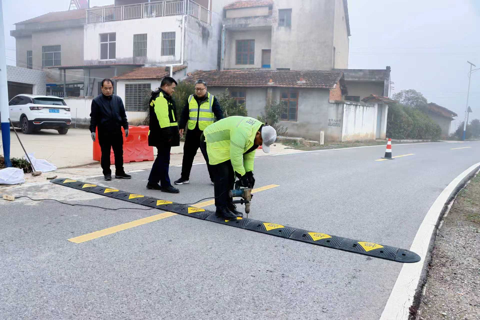 養(yǎng)護(hù)工對農(nóng)村公路進(jìn)行日常巡查、養(yǎng)護(hù)。受訪方供圖