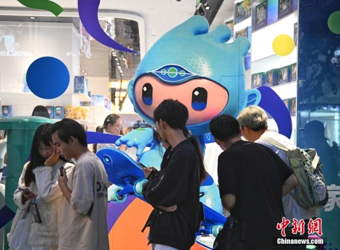 資料圖：9月23日，杭州第19屆亞運會開幕式在浙江杭州奧體中心體育場舉行。圖為游人在亞運特許商品店外排隊購物。<a target='_blank' href='/'>中新社</a>記者 王剛 攝