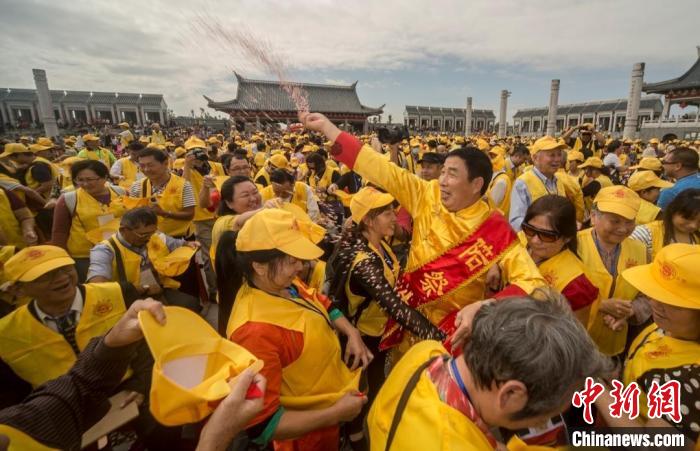 每年的世界客屬石壁祖地祭祖大典吸引著眾多海內(nèi)外客屬前來參加?！∪魇形麄鞑抗﹫D