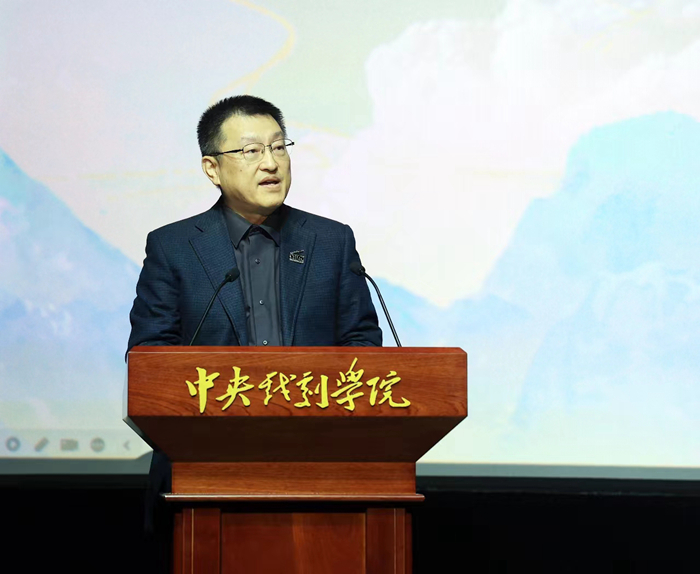 中央戲劇學(xué)院黨委書(shū)記徐永勝致辭。來(lái)源：主辦方供圖 