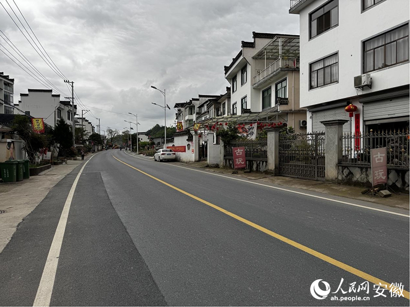 寬敞的S347公路穿過瞻淇村。人民網(wǎng)記者 胡雨松攝