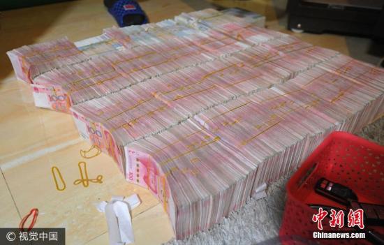 廣西南寧警方8月21日通報(bào),當(dāng)?shù)亟粘晒善粕姘附痤~15.19億元人民幣的特大傳銷案件。圖為當(dāng)場(chǎng)繳獲的成捆現(xiàn)金。圖片來(lái)源:視覺中國(guó)
