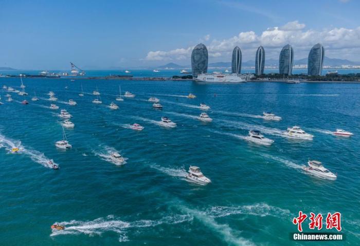 資料圖：航拍三亞眾多出海游玩的游艇回港。 駱云飛 攝