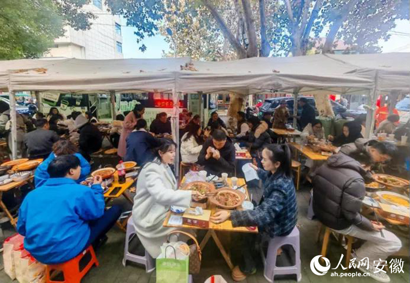 迎春街上，游客們品嘗廣德燉鍋。人民網(wǎng)記者 王銳攝