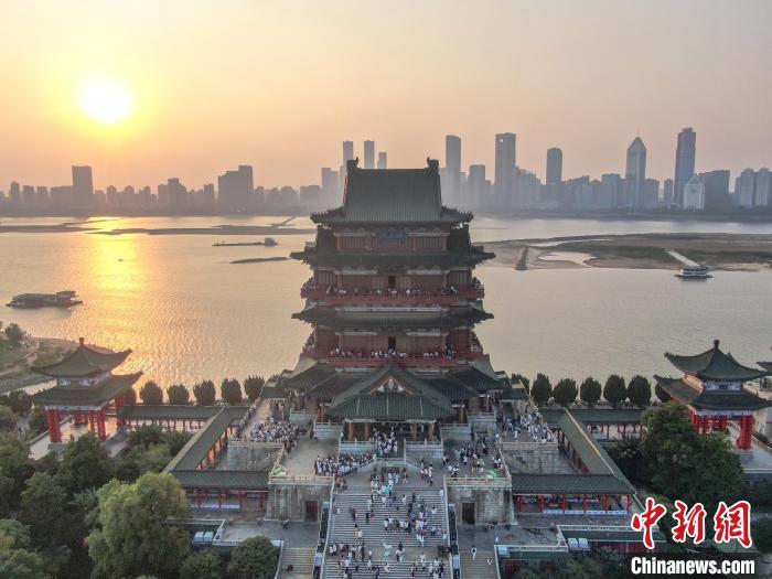 圖為航拍落日時(shí)分的滕王閣，風(fēng)景壯美，眾多游客在滕王閣內(nèi)游玩。劉力鑫 攝