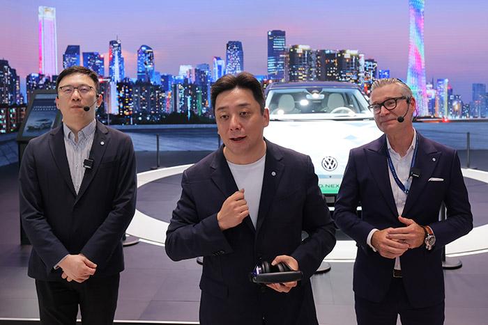 11月17日，上汽大眾汽車有限公司銷售與市場執(zhí)行副總經(jīng)理、上海上汽大眾汽車銷售有限公司總經(jīng)理俞經(jīng)民(中間)參加廣州車展展臺活動。 上汽大眾 供圖