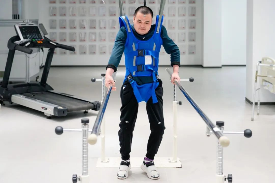 在術(shù)后第14天，患者依靠自身運(yùn)動(dòng)意圖行走。復(fù)旦大學(xué)供圖