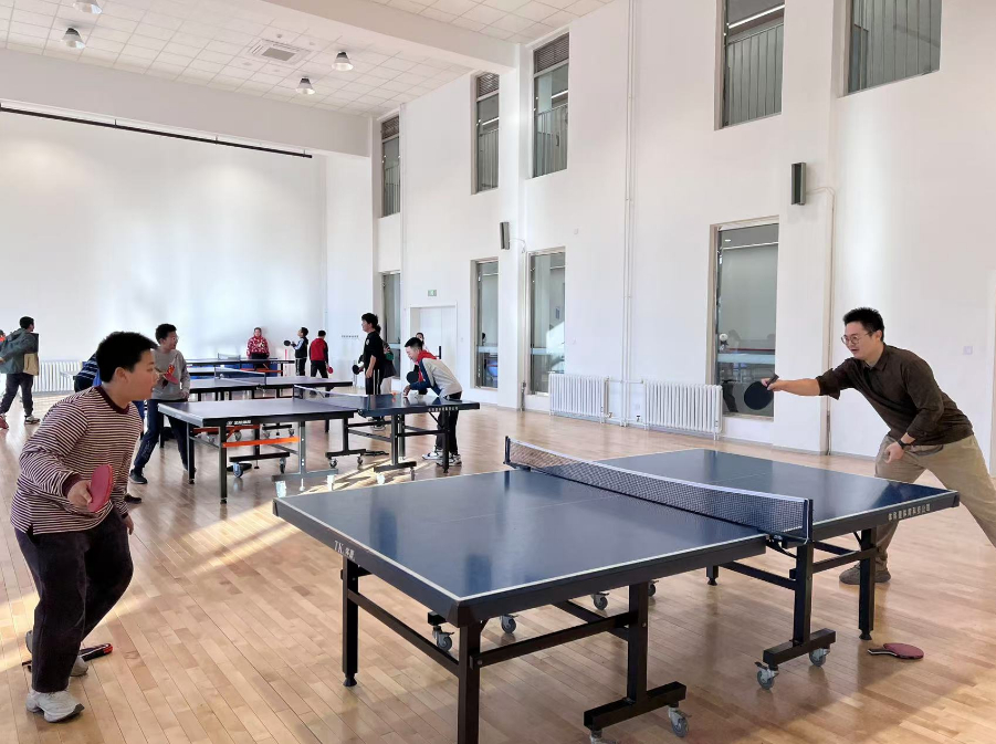 老師和學生在課間打乒乓球。人民網(wǎng) 白炅攝