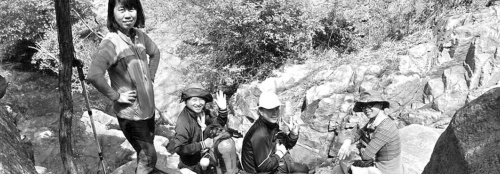 近日，資深驢友隨哥組織驢友到濟南仲宮太甲山游玩。圖為驢友正在山路上休息。隨哥供圖