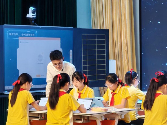 重慶科學(xué)城樹人思賢小學(xué)校教師執(zhí)教“S2C”示范課。